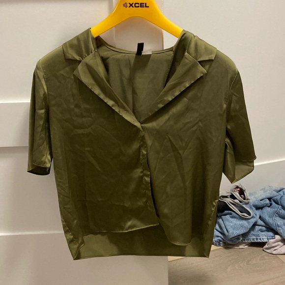 Silk buttoned crop top - Picture 1 of 2